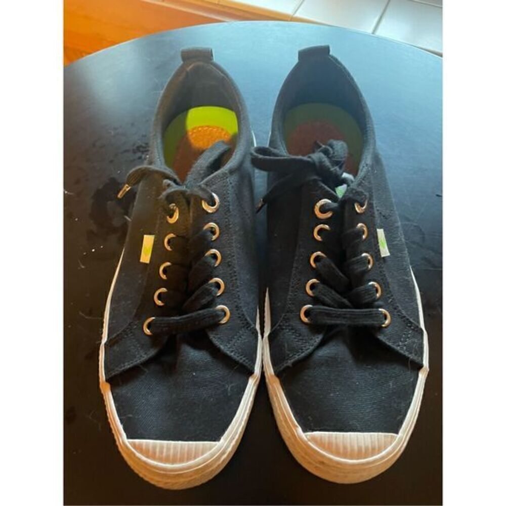 Cariuma Sneakers (Unisex)